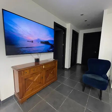 Apartment La *